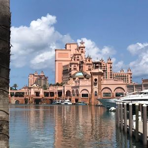 Meet your Posher, Lele